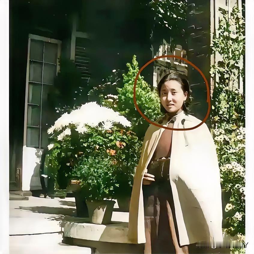 这才是她年轻时的真实貌相，不是演员饰演的角色！这张珍贵的老照片是当年她年轻时在家
