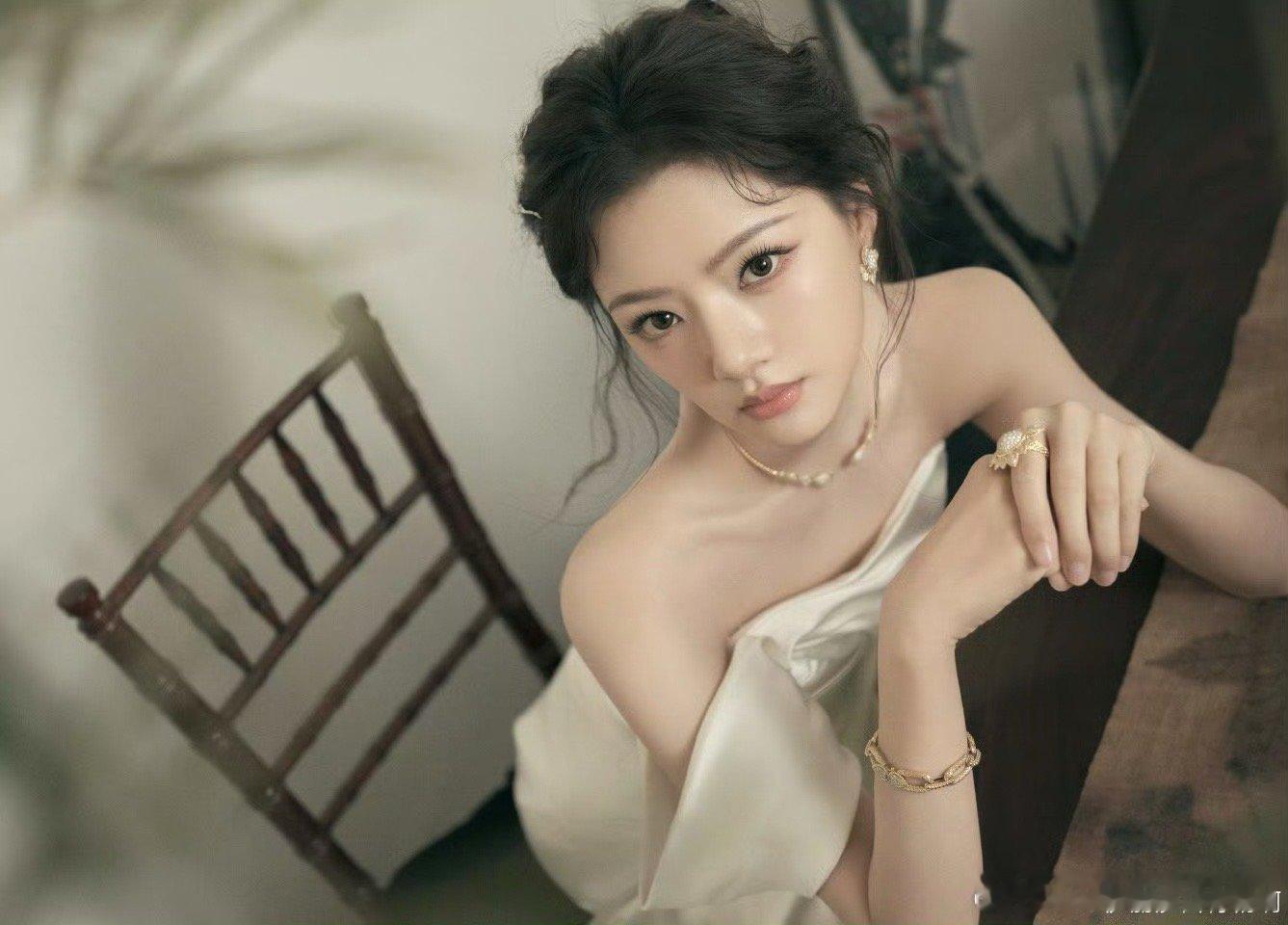 任敏华表奖造型任敏月光白拖尾裙任敏穿月光白裙走红毯，美得我当场下单同款滤镜！这气