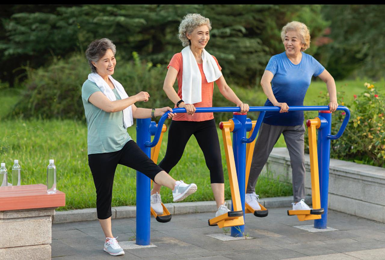 退休后我和老伴俩人的退休金共有一万二千元多块钱，退休金足够花了，因为有车（油车）