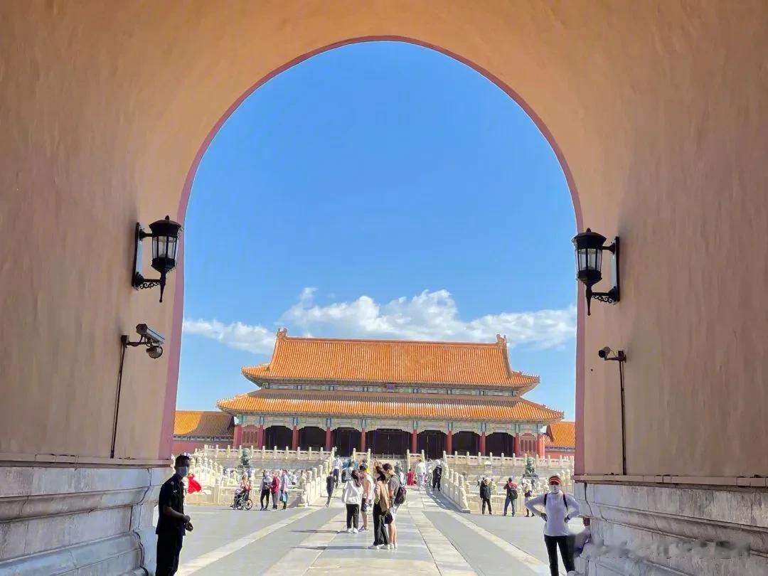 #镜头里的秋天有多美# 
故宫，在炎热的夏季后，恢复了宁静，秋天来了，再过一个月