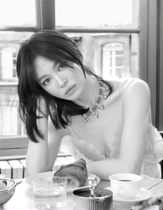 宋慧乔中国版VOGUE六月刊封面 宋慧乔中国版VOGUE六月刊封面，好美的乔妹呢