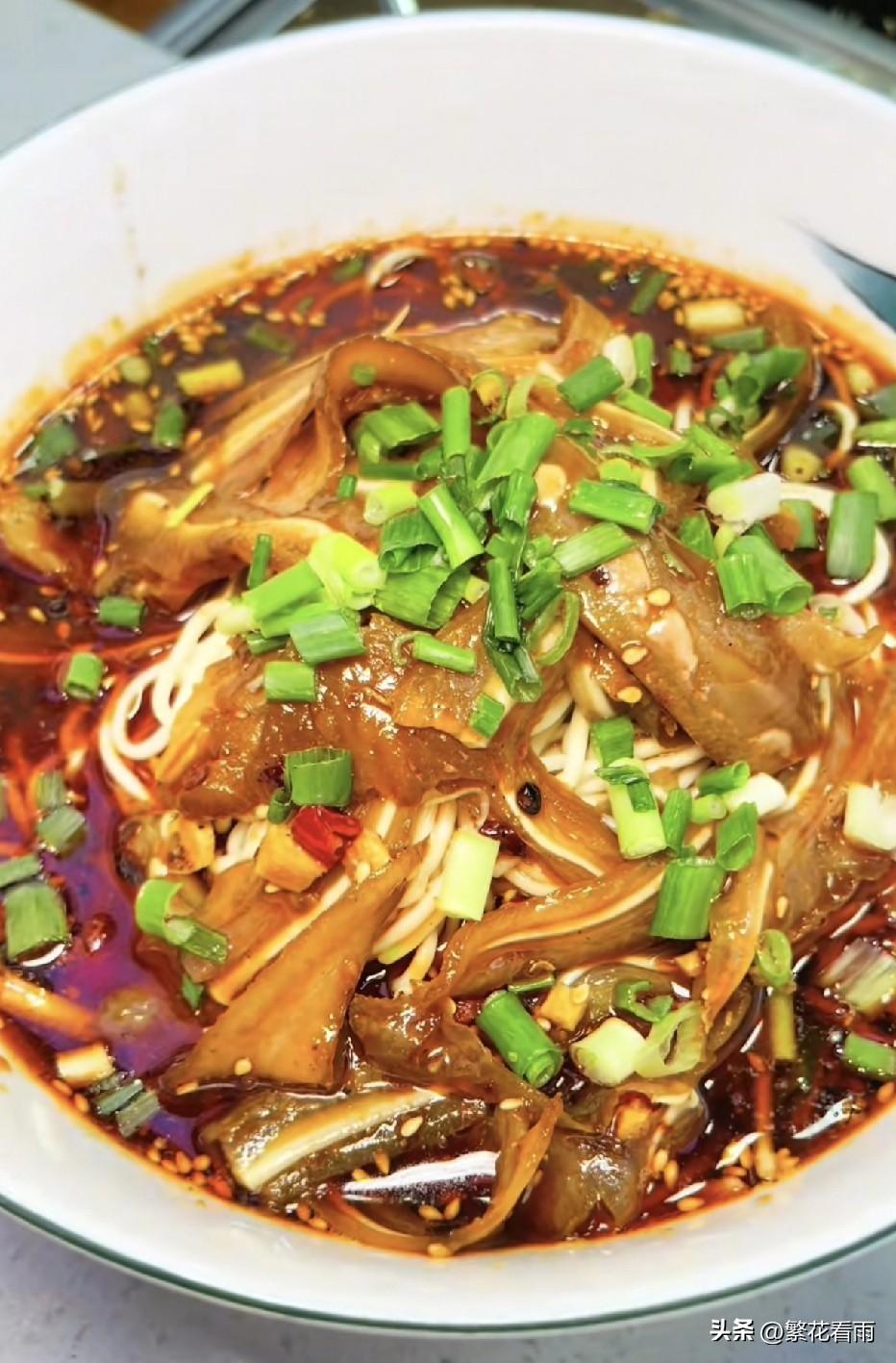 重庆猪耳朵面真的是一绝！渝中区马家堡人行天桥旁有一家开了四十多年的老字号猪耳朵面