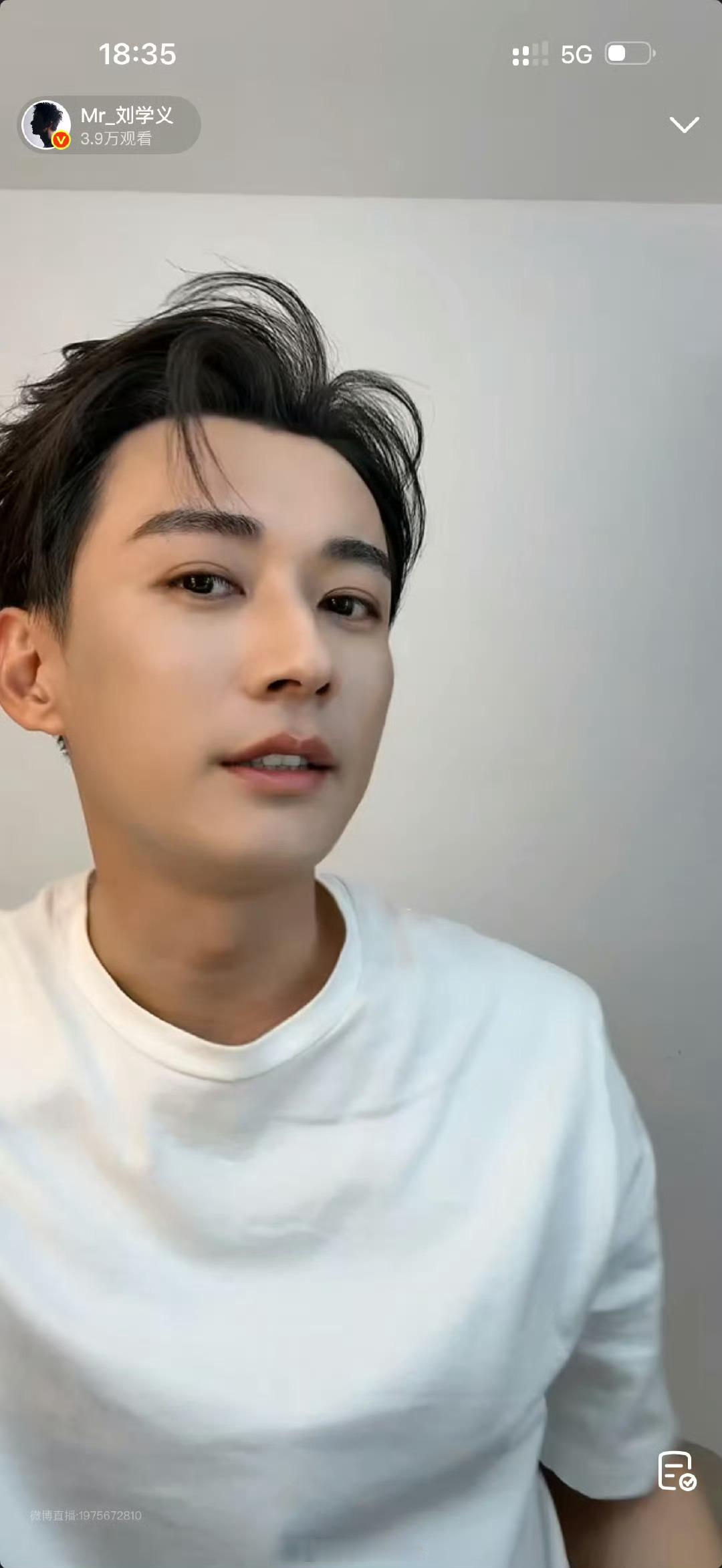 刘学义在直播诶，这状态让人狠狠羡慕了。 ​​​