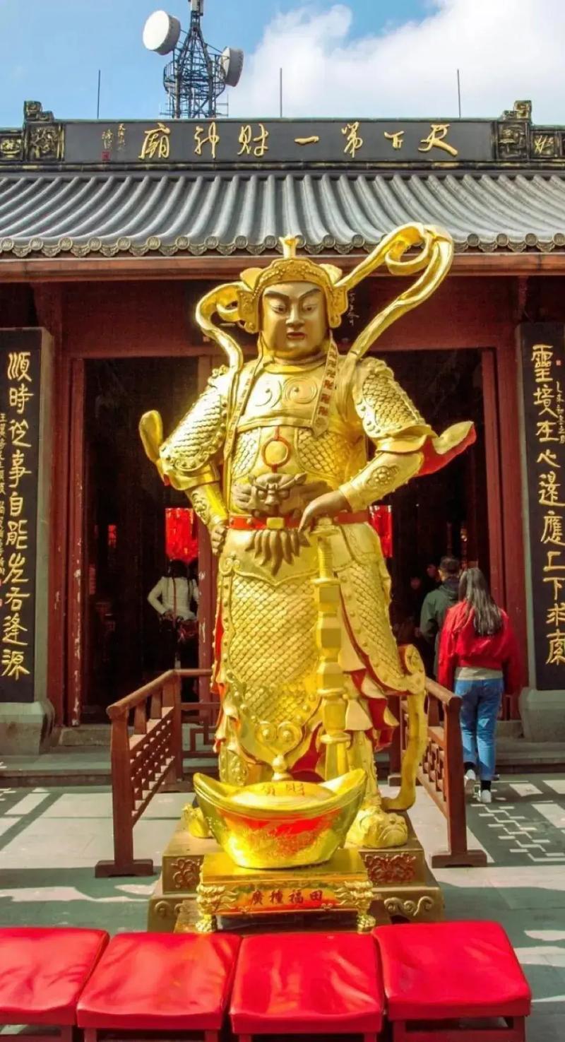 韦陀菩萨手机壁纸
韦陀菩萨是相对于弥勒佛一起存在于寺庙的，两者相互配合，让寺庙的
