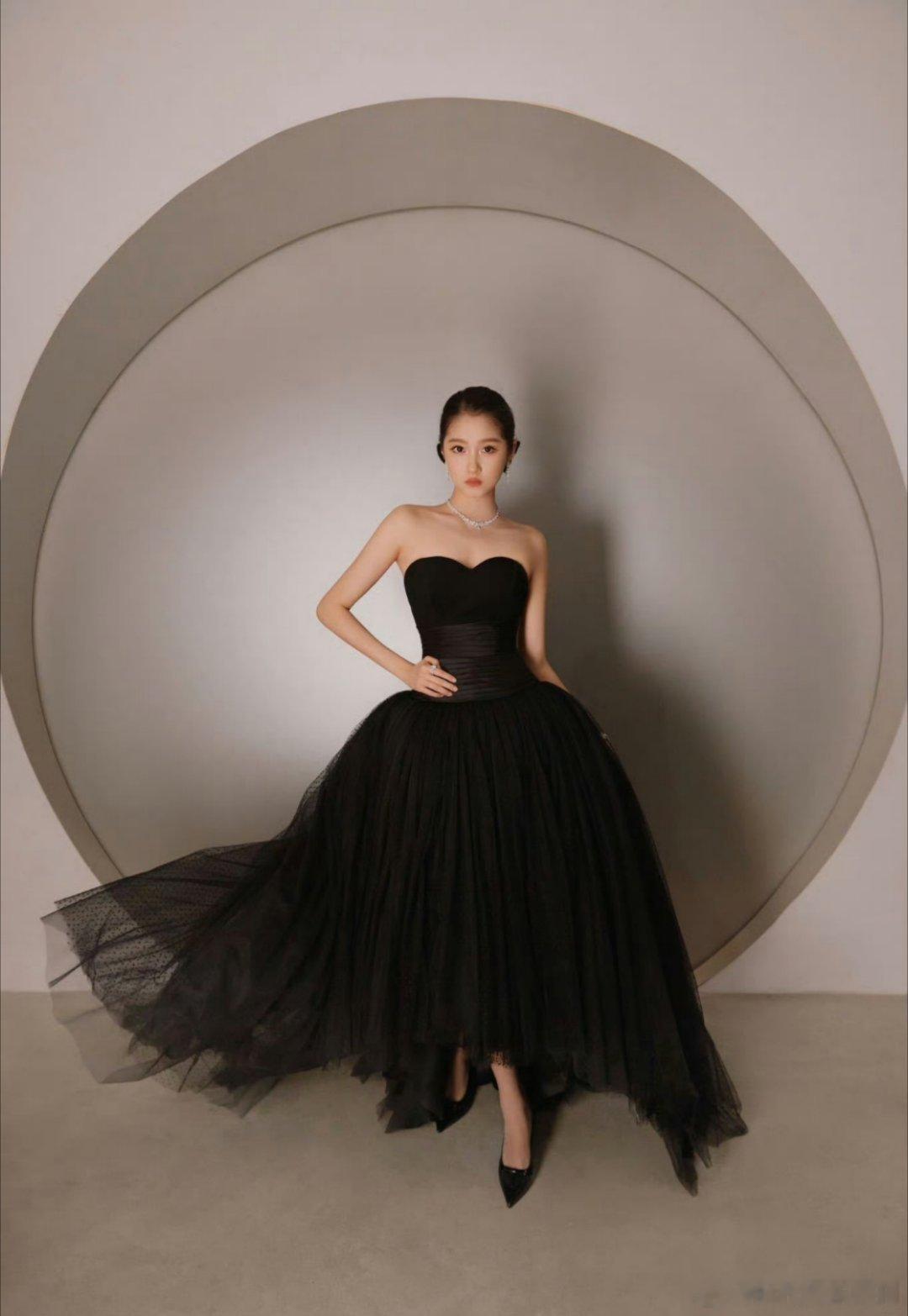 谁看了不说句关晓彤拽姐营业！32周年时尚之夜一整个复古女爵杀疯了🖤露肩纱裙+皮