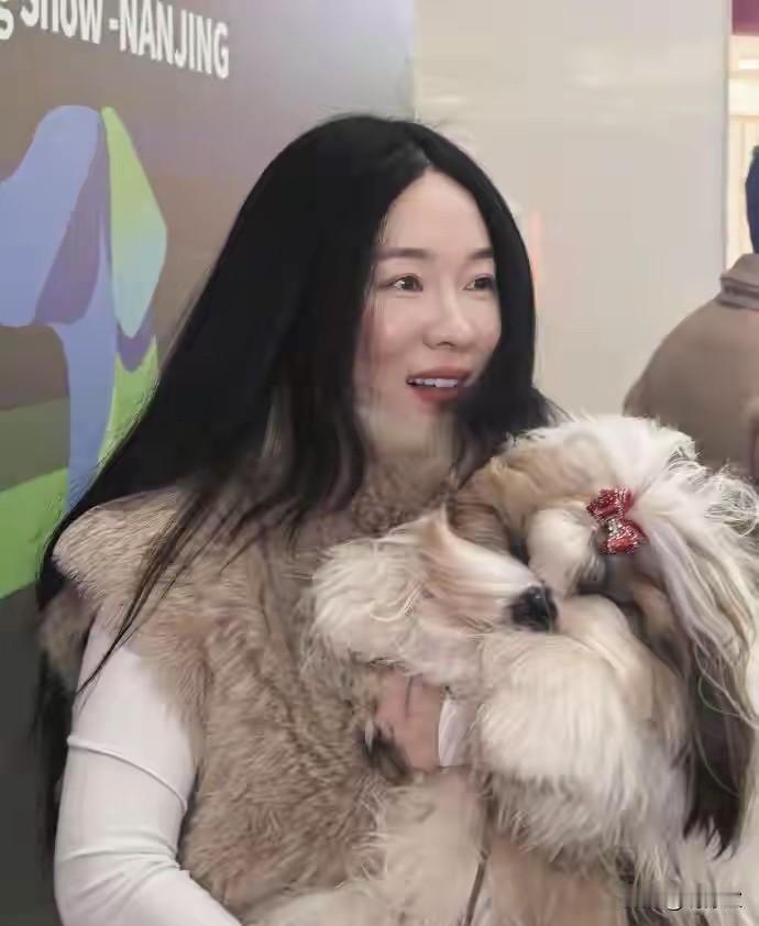 别闹了！你们管霍思燕这样叫回春？
她脸上这种馒化是可能逆转了的
俗称医美后遗症