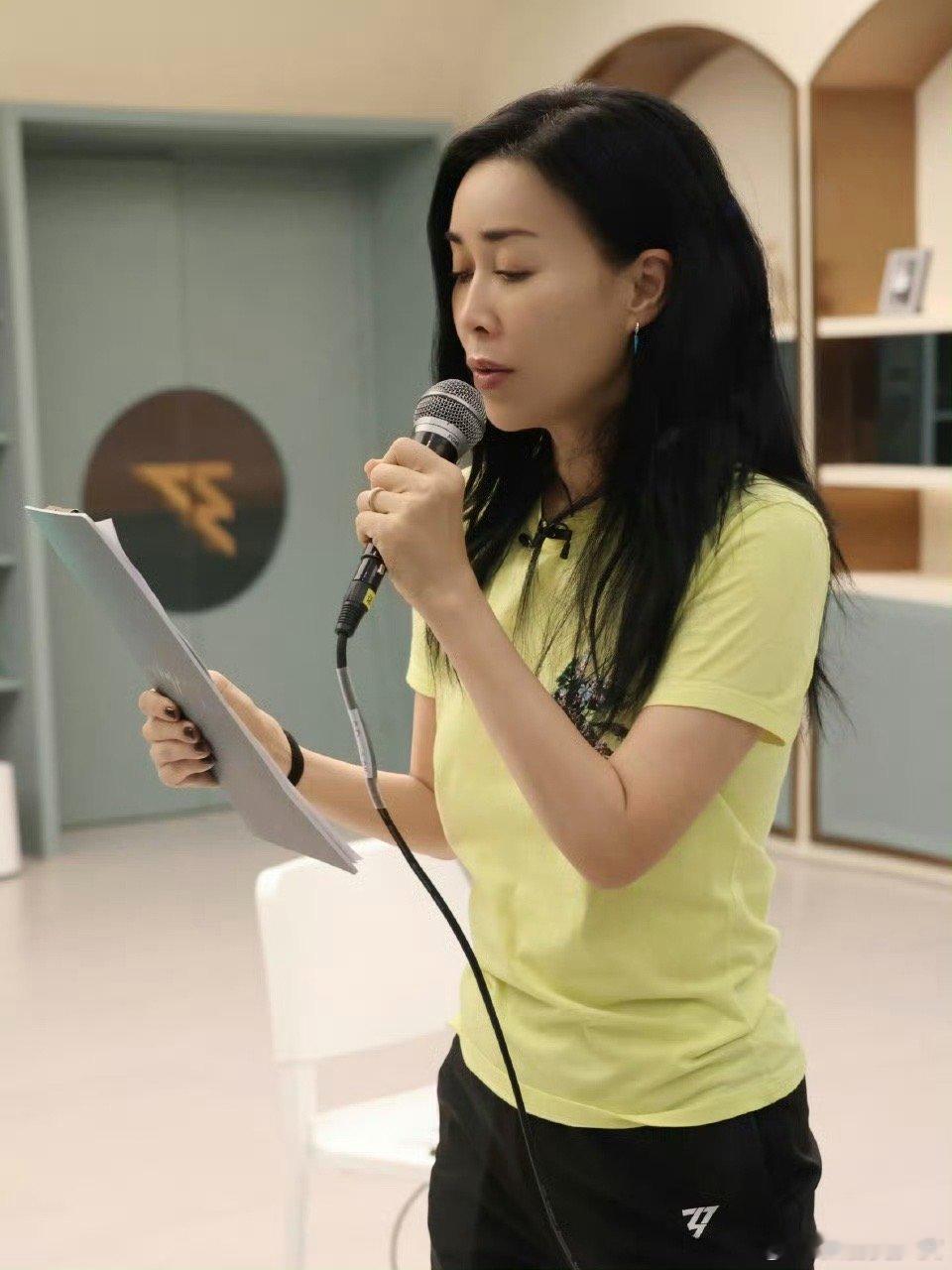 那英差点忘了我曾经是个浪姐谁懂啊！内娱“反矫天花板”那英，怕是把浪姐舞台的飒爽刻