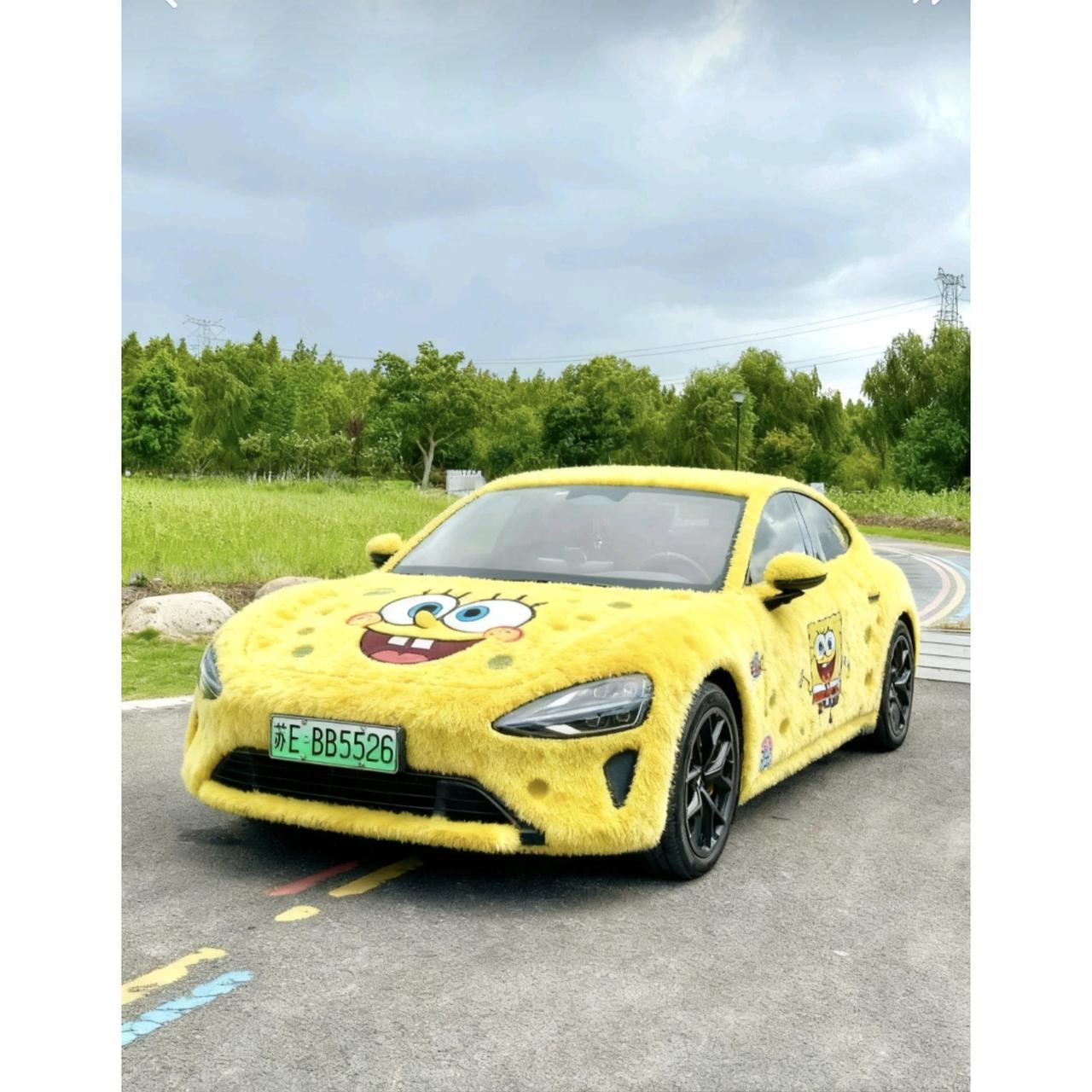 开车上路多上点心！
辽宁有对夫妻就因为一个小疏忽差点出大事儿——妻子下车时，
地