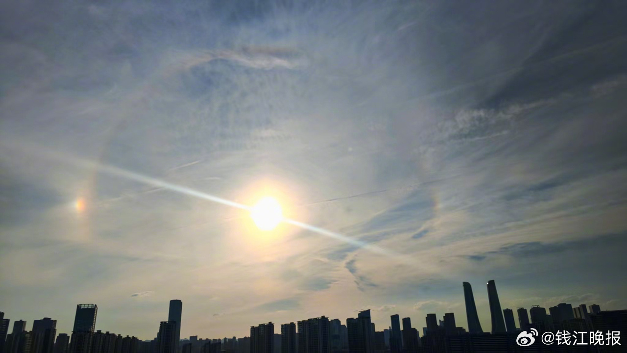 【#杭州上空惊现22度幻日#】7月26日傍晚5点多，杭州市天文学会副理事长董庄勇