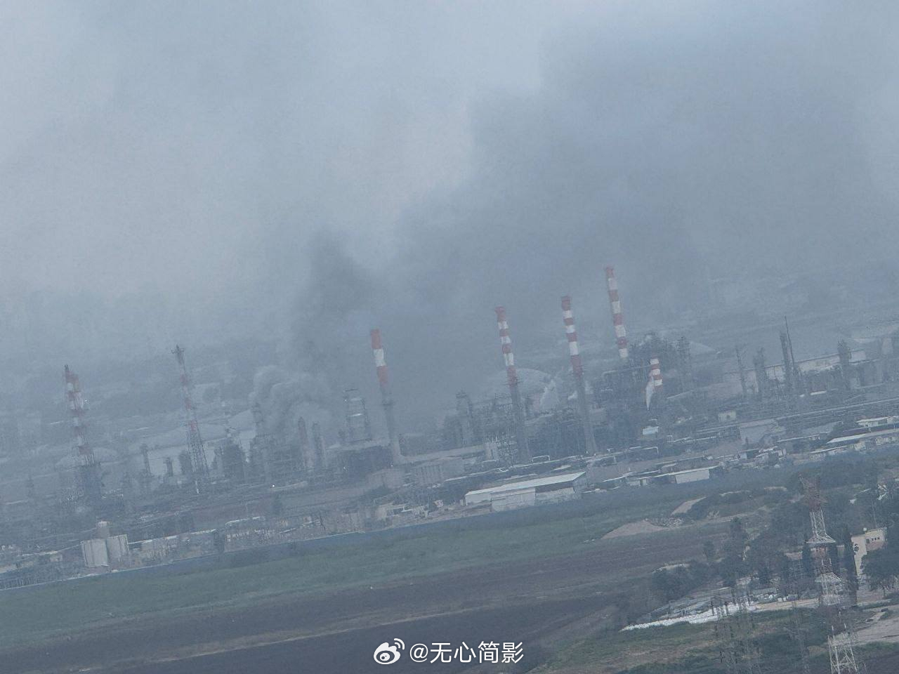 最新消息，伊朗导弹直接击中炼油厂后，以色列海法多个地区发生停电。不过以色列能源部