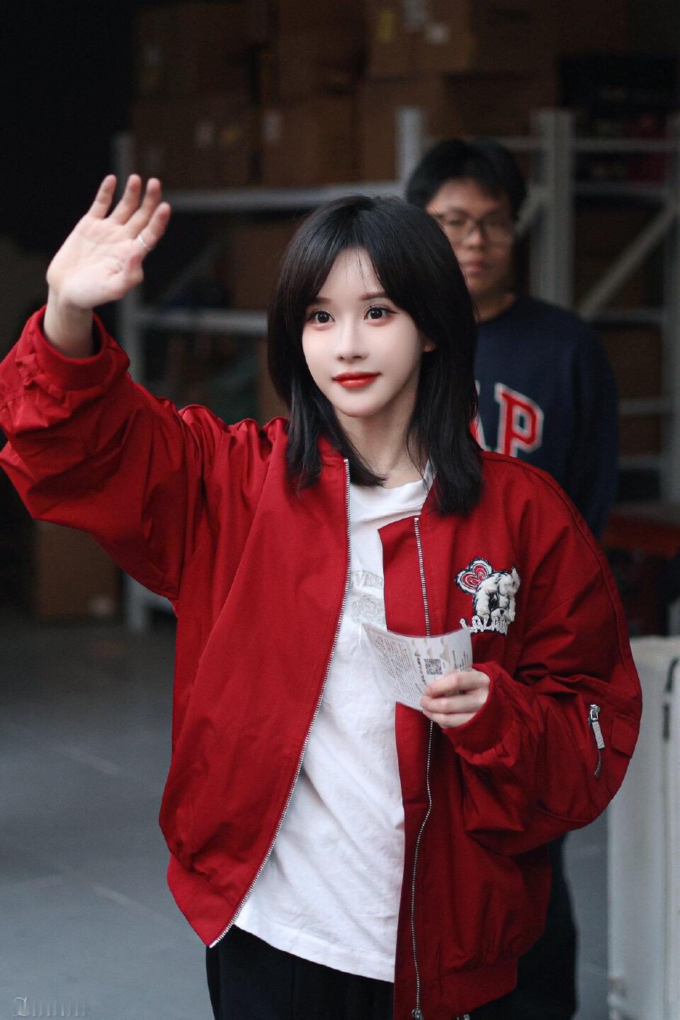 段艺璇都快扭成麻花了 她的身体控制力真的绝，看着软绵绵的但每一下都卡在点上。这腰