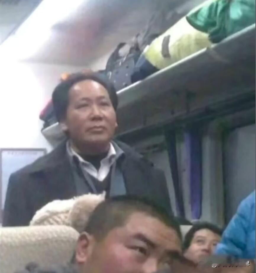 太像了，真的太像了，宽阔的前额，淡淡的浓眉，深邃的眼睛，高高的鼻梁，厚厚的嘴唇，