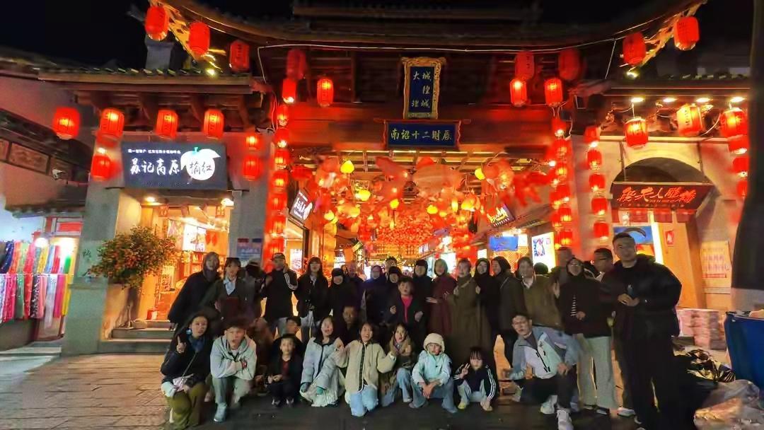 [微风][微风][微风]青海这家人把春节过成了最让人羡慕的样子！35口人包辆旅游