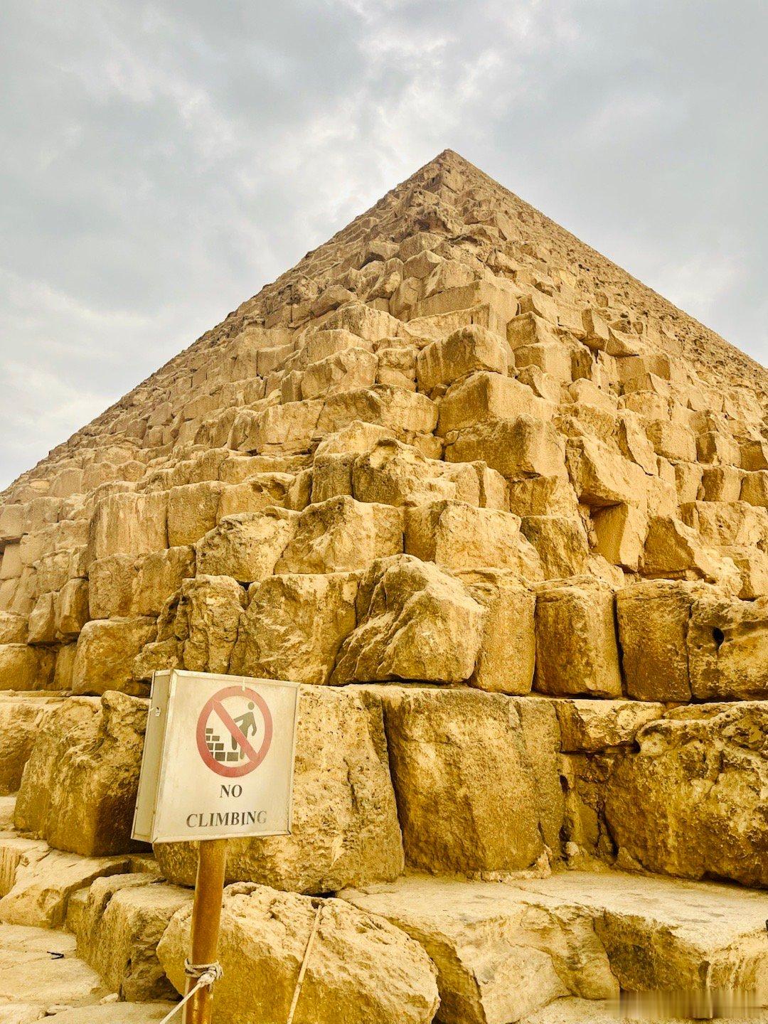 吉萨金字塔下“不许爬”的标识，像个《刺客信条》玩家笑话，但可以反向证明金字塔多大