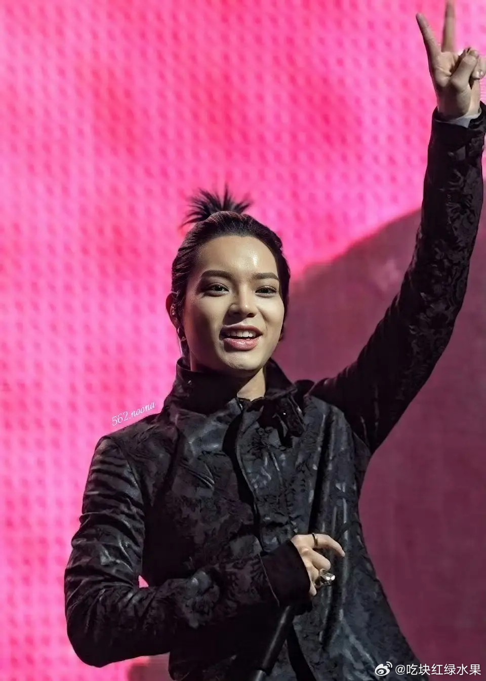 拉椅子经纪人开个人演唱会了？ 