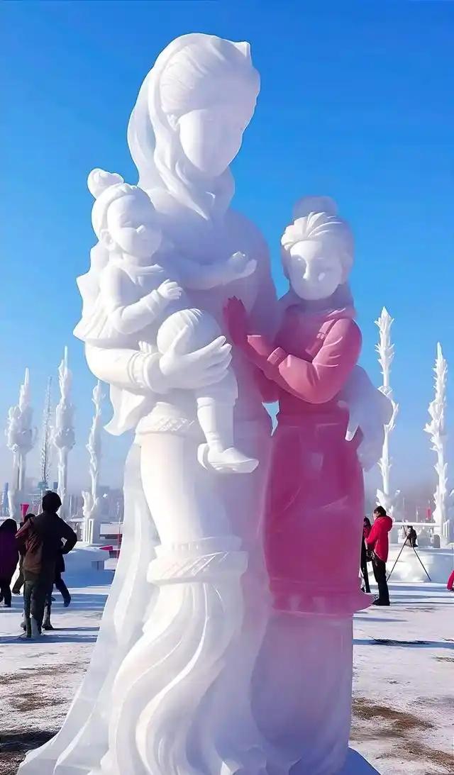 3.8℃把哈尔滨冰雕暖化了

漫漫长夜就在明，
冬至胜年最情浓。
冰雪须看大世界