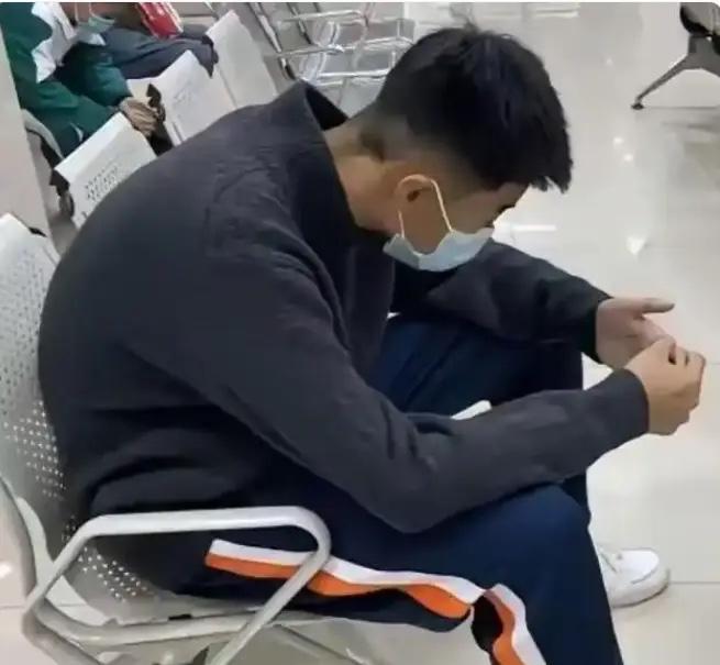 2026年，一名14岁的单亲男孩遭遇父亲突发脑溢血，找遍亲戚借钱均被拒绝，走投无