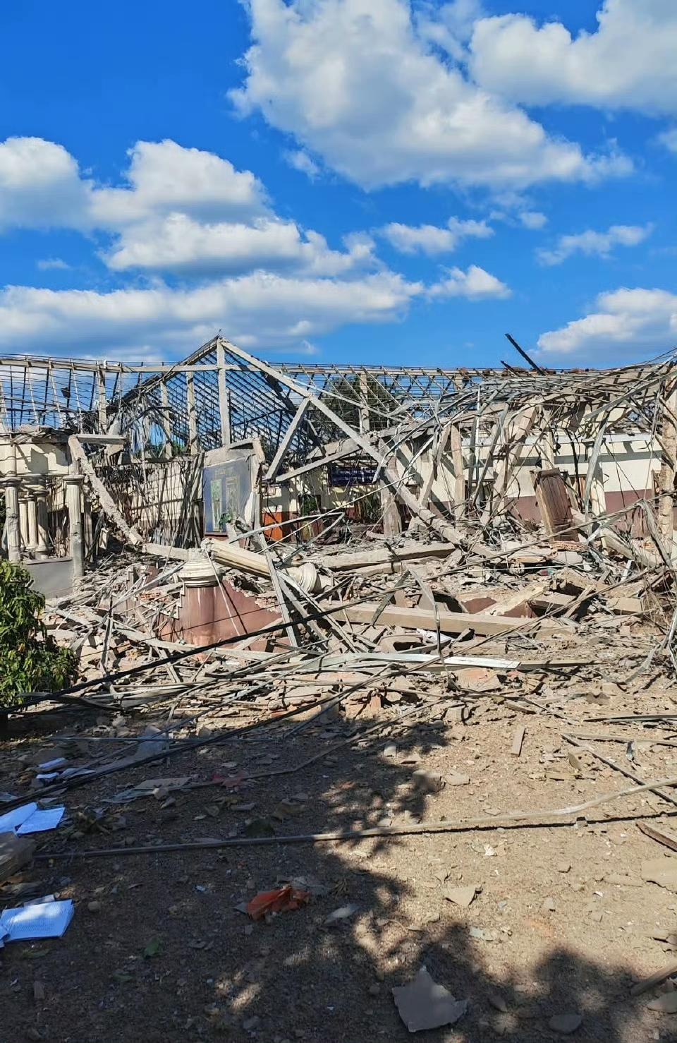 柬埔寨陆军第三支援师司令部被泰国炮兵彻底摧毁。

柬埔寨士兵在Telegram上