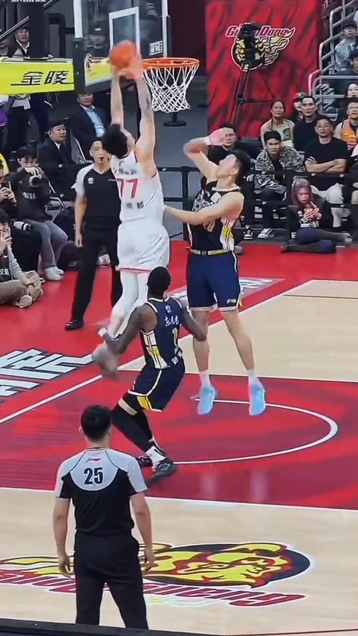 "暴扣太炸裂了"，张镇麟在上海队打球比辽宁更为出色。
"中国男篮顶级身体素质"，