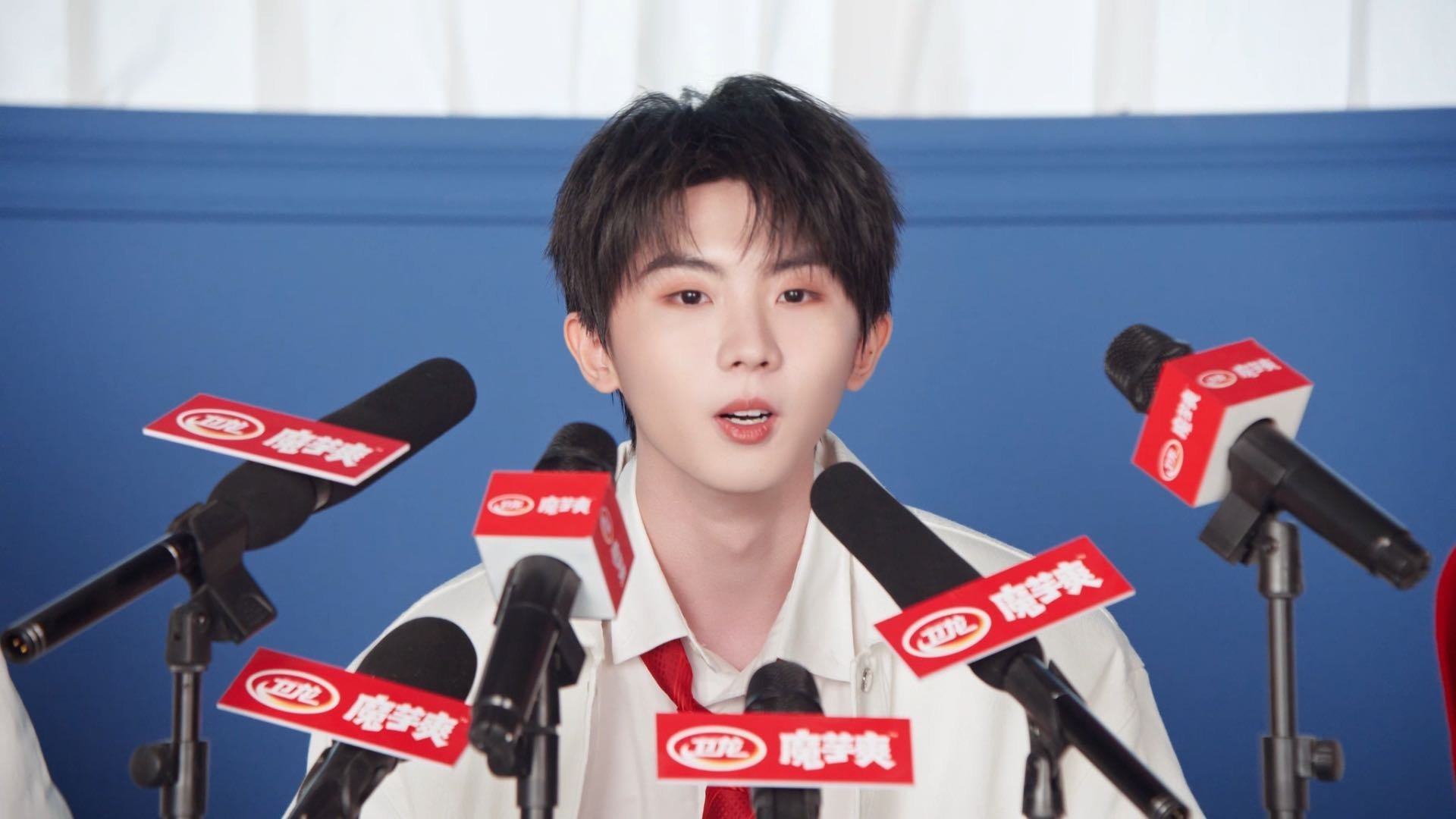 时代少年团震撼美味时代少年团全新卫龙短片氛围感拉满，七位少年沉浸式品尝傣味舂鸡脚