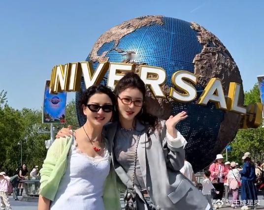 张予曦给妈妈过母亲节张予曦带妈妈去环球影城提前过母亲节，母女俩玩的很开心哦，一起