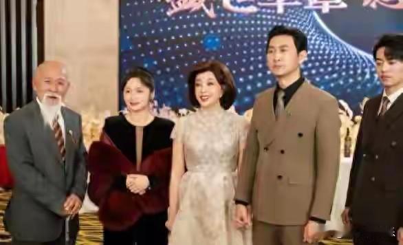 在影视行业持续迭代的浪潮中，中老年女演员的生存困境始终是舆论场的核心议题。近日，