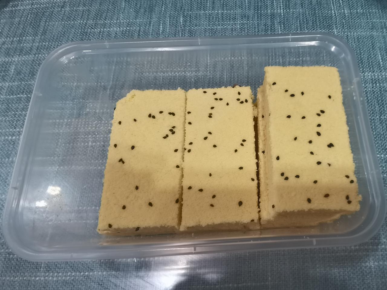 吉林绿豆糕。上次让三姐从镇赉往回带，竟然没买到。这次是外甥女从敦化寄回来的。香兰