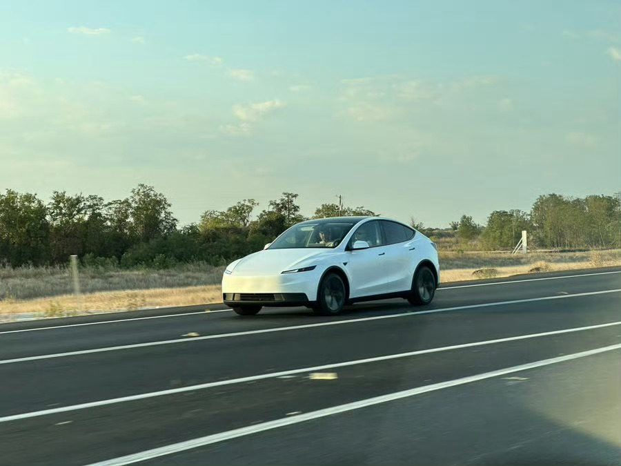 特斯拉的产品矩阵： Model Y air, Model Y,  Model Y