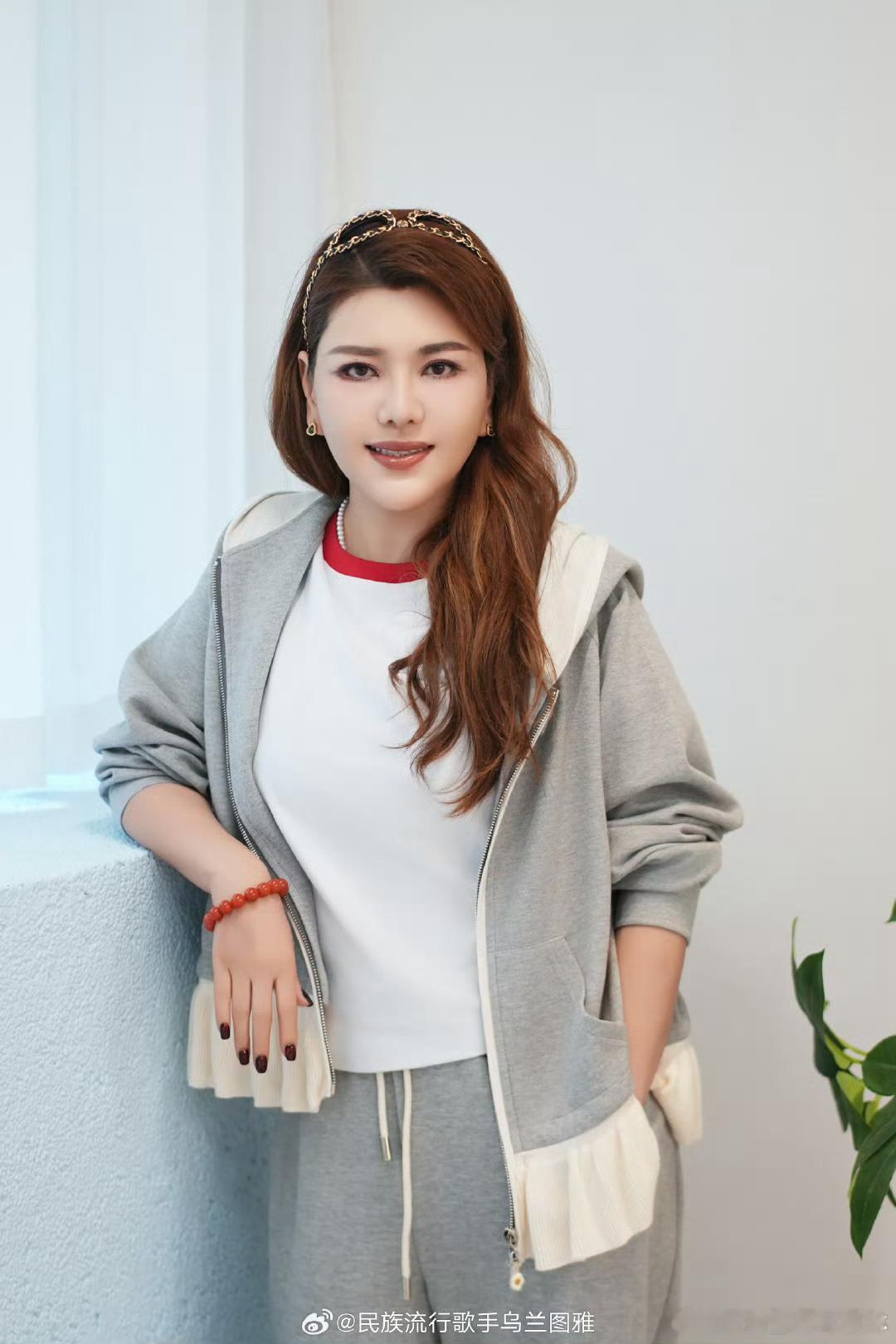 乌兰图雅瞭望累了闭会儿眼看到花絮里图图累到手都抬不起来还在练 突然就破防了 浪姐