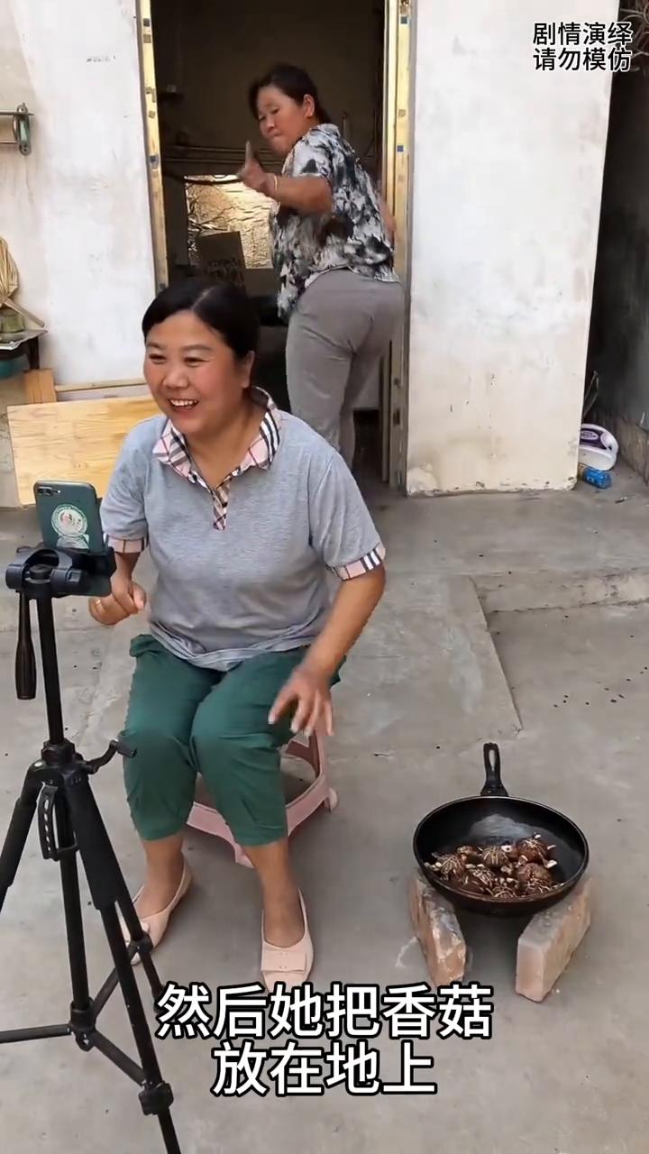婆婆将儿媳妇的鸡蛋换成香菇，下一秒她看到也是懵了。
女子坐在椅子上玩手机，只见她