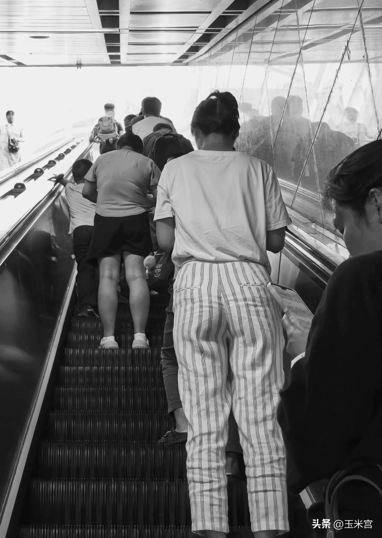 我们总说“人生是场马拉松”，其实更像这自动扶梯，有人为孩子赶兴趣班，有人为父母赶