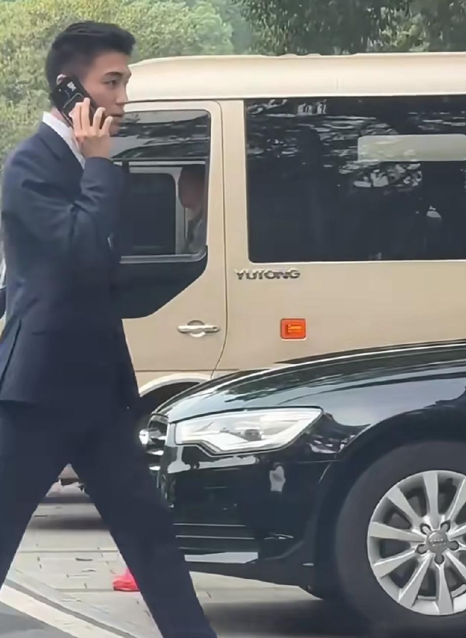 何猷君用的手机是苹果还是华为？