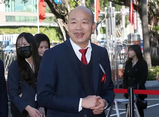 台湾的民主直接被韩国瑜打了“100分”！这位台“立法院长”公开表示，放眼全球华人