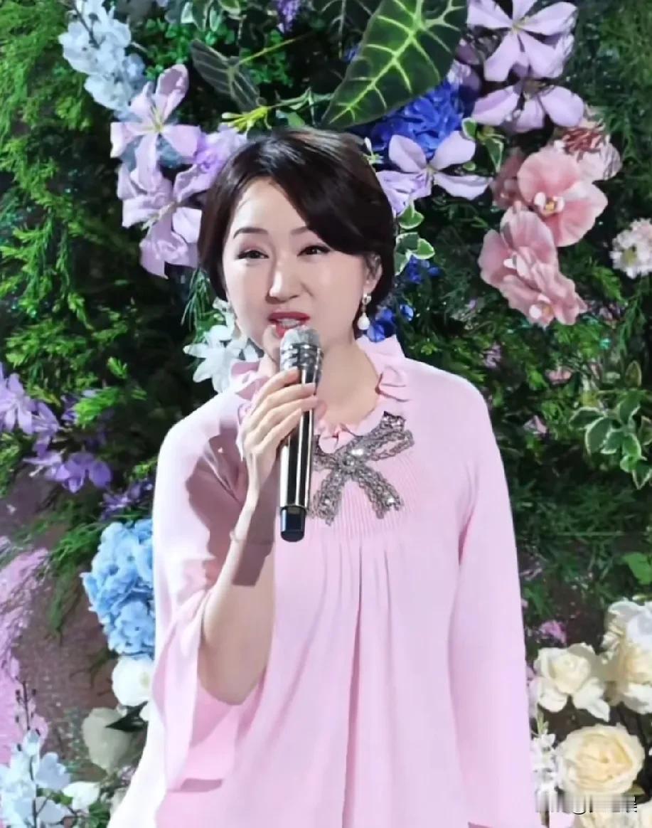 一首歌唱了一辈子，一段爱情伤了一辈子，她就是杨钰莹，曾经最美的时光她消失了，不知