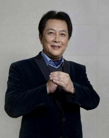 1990年除夕夜，唐国强的妻子沐浴梳妆后，换上一袭崭新的衣裳，用一根绳索了却余生