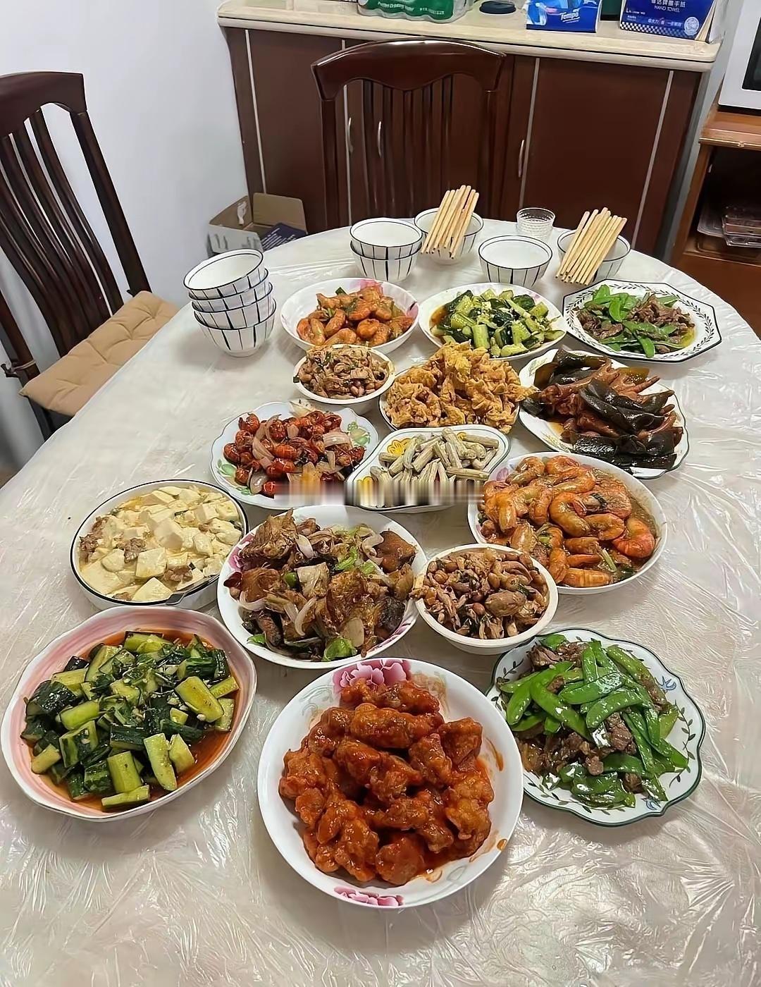 两个朋友同事邀请你去他家吃饭，你去哪家？ 