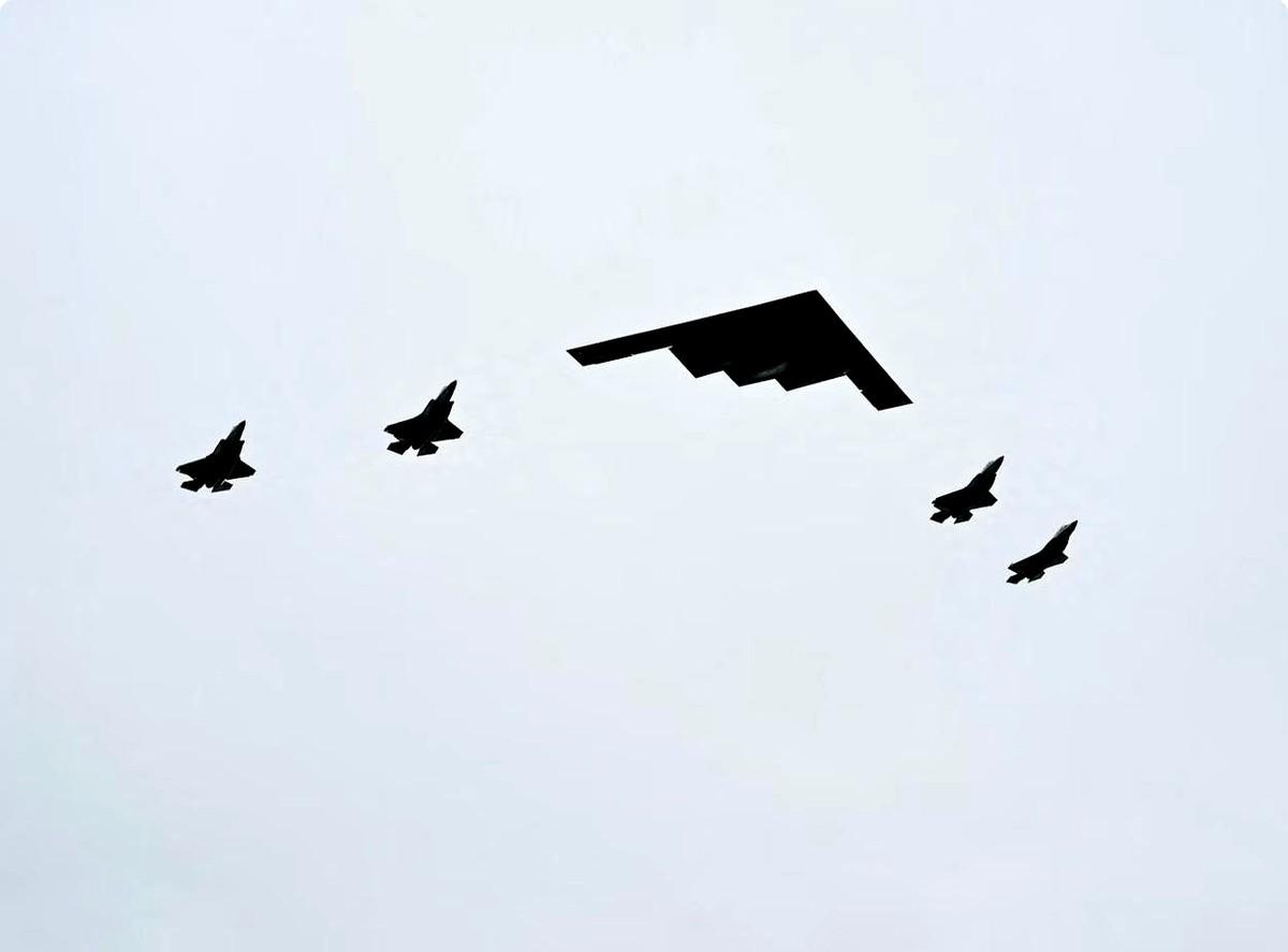 F-22掠过安克雷奇，B-2滑出冰雾，普京落地前30秒，特朗普在车里反复搓手。