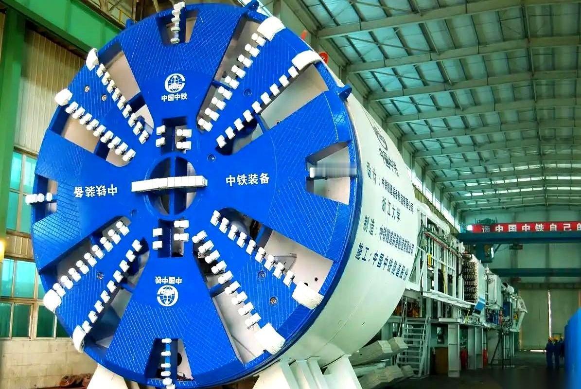 印度129亿美元的高铁项目，被两台趴在广州港的机器，死死卡住了脖子。
机器早就造