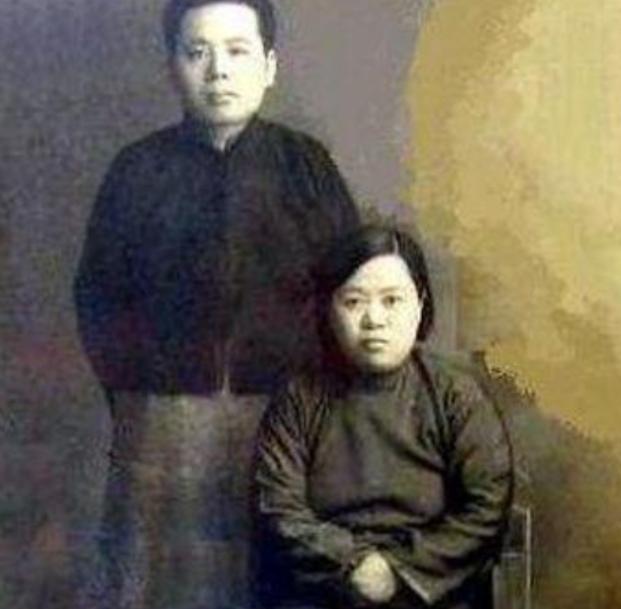 1913年，张恨水被迫结婚。他嫌弃妻子貌丑，却经常和妻子同房。不久后，妻子怀孕生