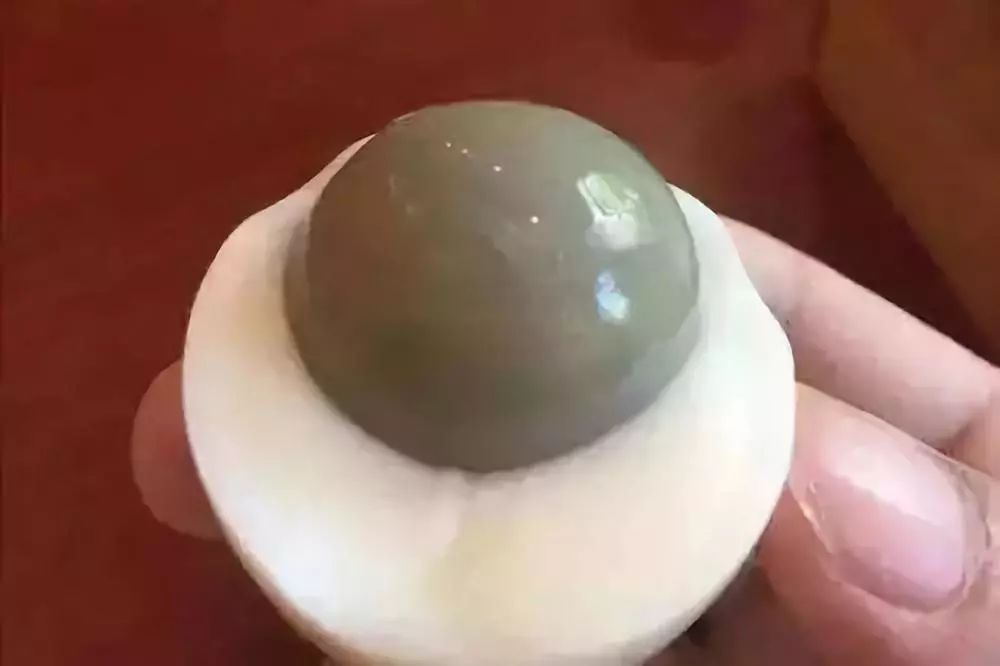 【鸡蛋煮老了蛋黄发黑，对人体有害吗？】如果我们仔细观察就会发现，鸡蛋煮的时间长了