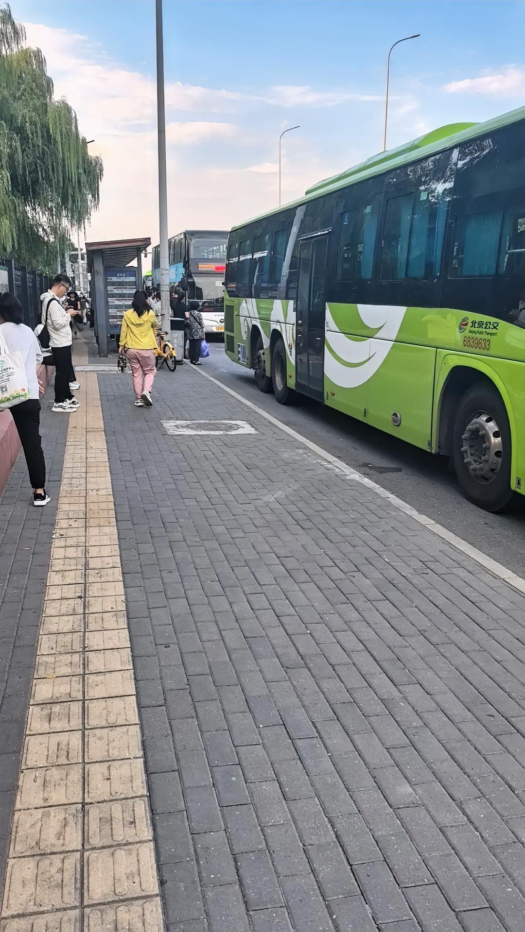 人生，一场未知的旅程。
人生，像一趟没有回程车票的旅程。我们懵懂地降生在这趟列车