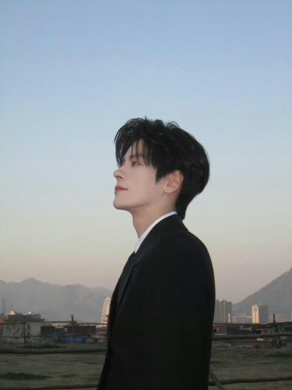 魏哲鸣你就顶着这张帅脸搞暗恋啊这剧里的他，完全长在审美点上就是很权威的一张脸