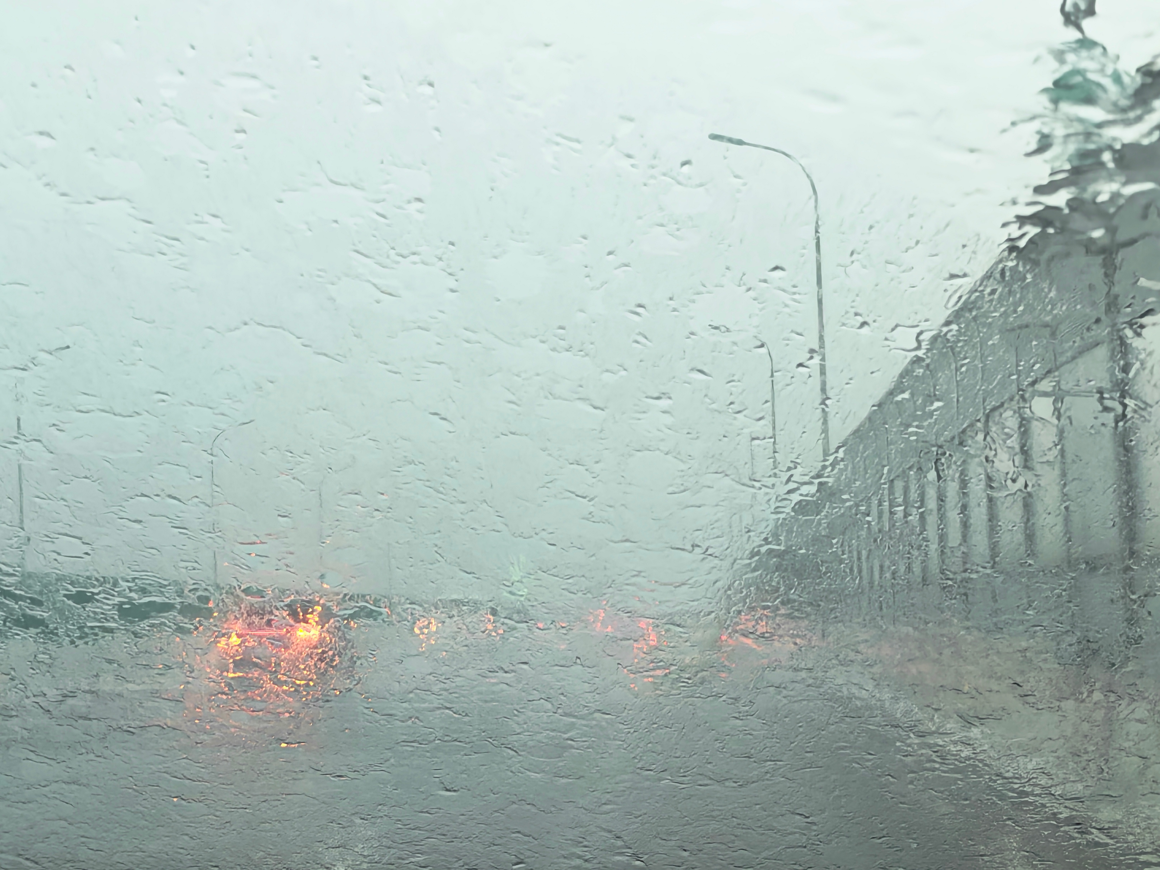 杭州的雨真是说来就来，视线已经完全模糊了。感觉下的比台风那天还大！ 