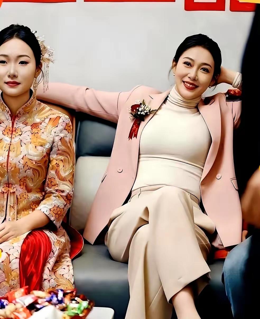 新娘千般美，
岳母美千般。
沙发一同坐，
个个赛天仙。