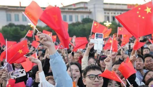 为什么在国际场上，我们的一步行动总引来十步审视，而有些国家的大规模举措却常被轻轻