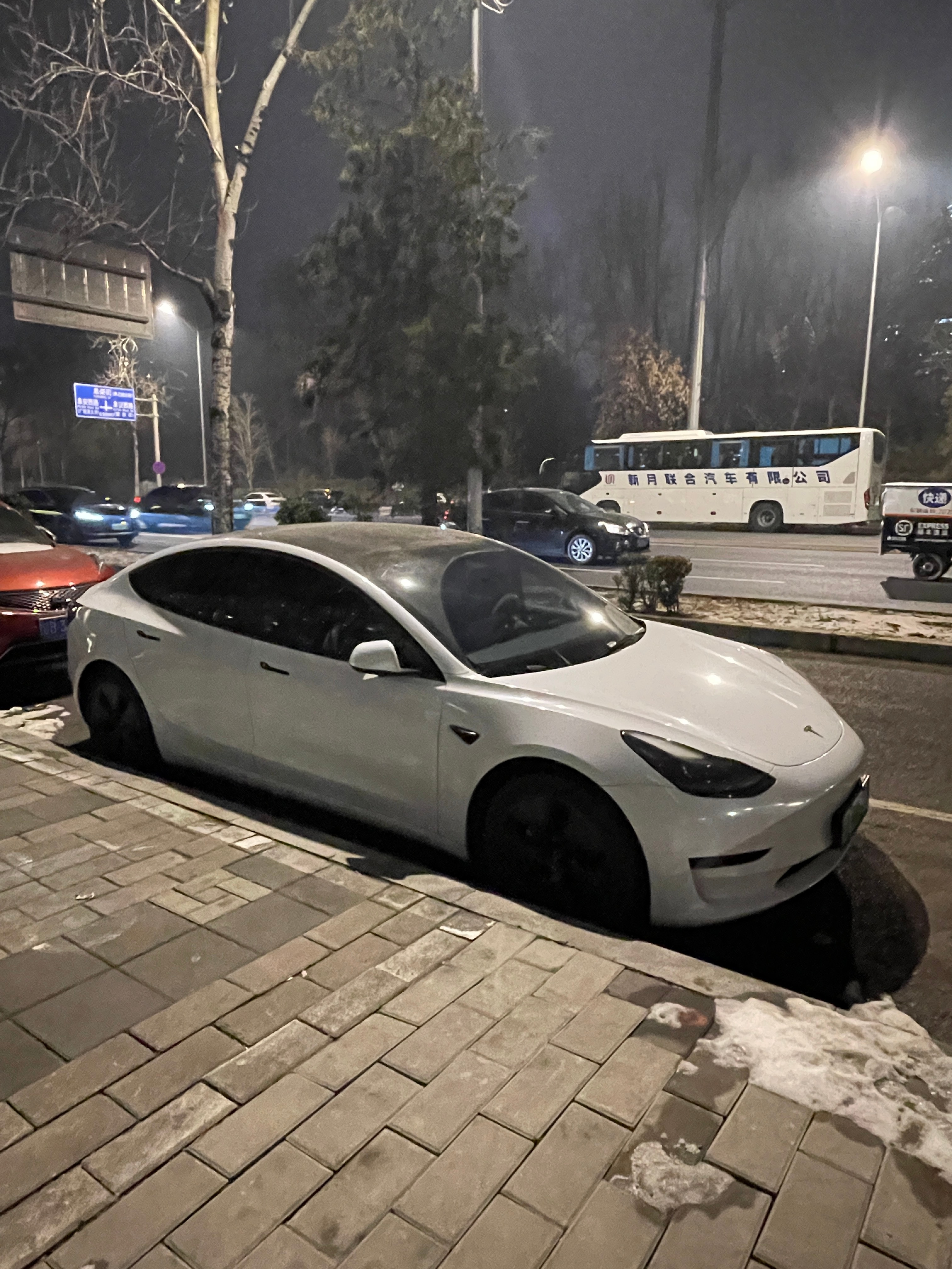 特斯拉美国已经移除FSD买断选项，现在仅剩99美元的月度订阅。特斯拉中国还能买断