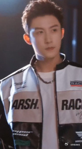 黄景瑜新剧快递服ootd 赛车服警服都帅过了，黄景瑜这次挑战快递服，深蓝色工装一