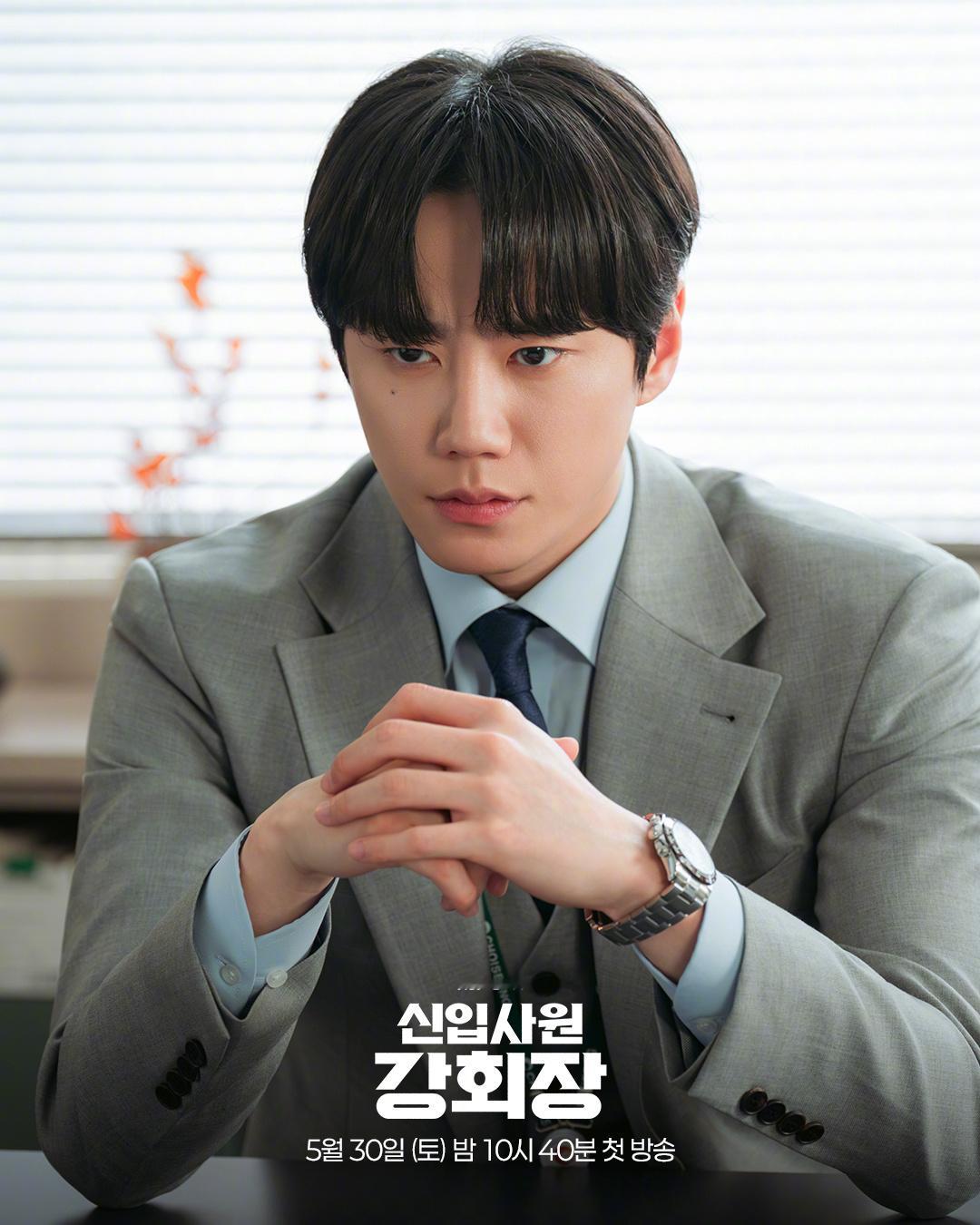 JTBC新周末剧新进职员姜会长 公开李濬荣 剧照。该剧改编自同名网络小说，讲述被