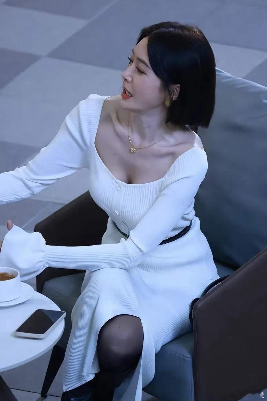 1.秦岚挺喜欢用恋情维持热度的，缺热度的时候都会带上大勋花，男方粉丝超级介意她的