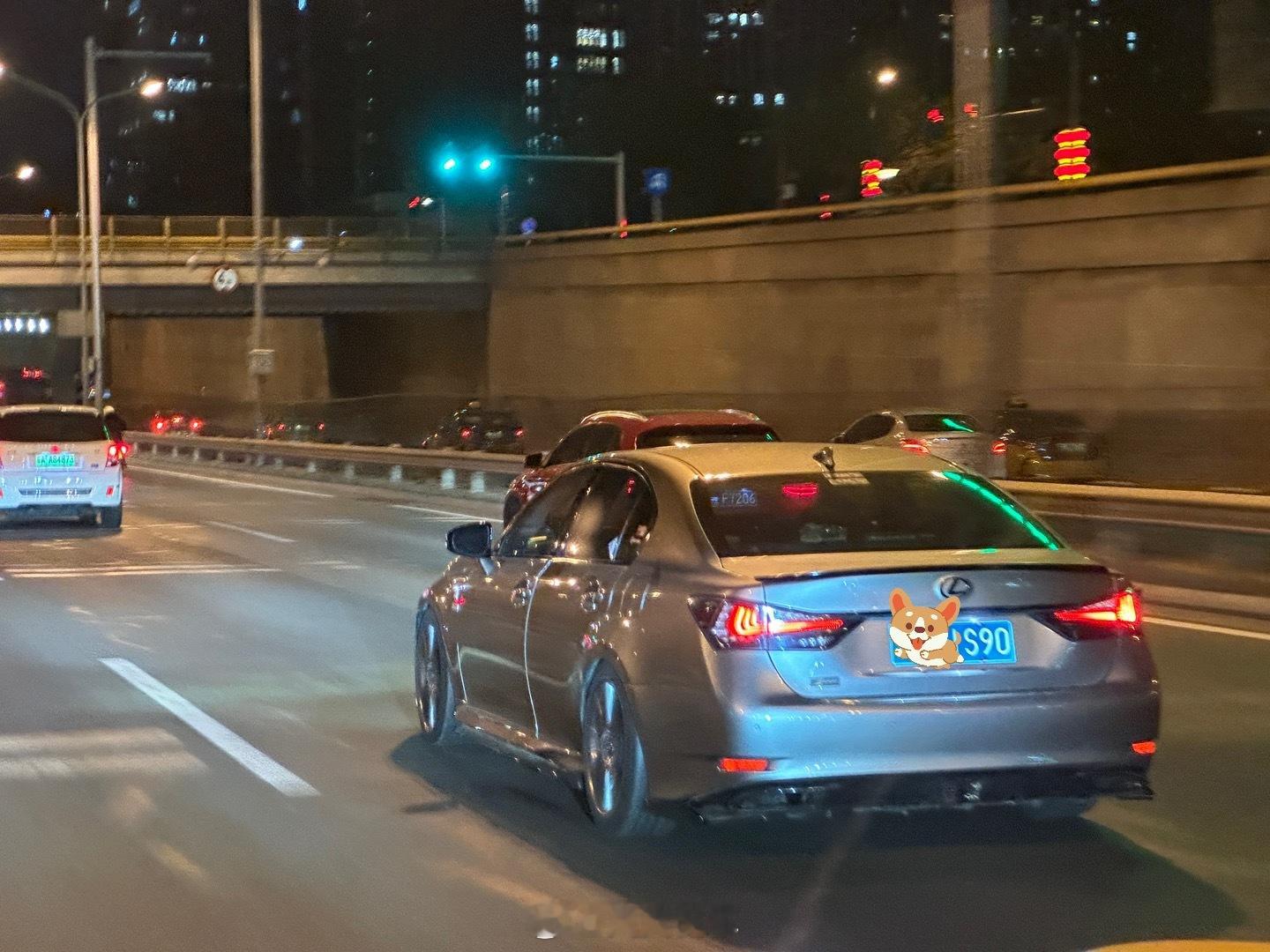 我们同事虽然形象不是很好，但是选车的眼光还不错。#雷克萨斯[超话]# ​​​